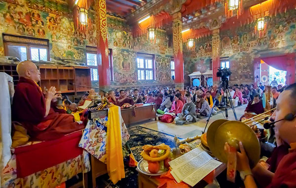 Rinpoche teaches for online